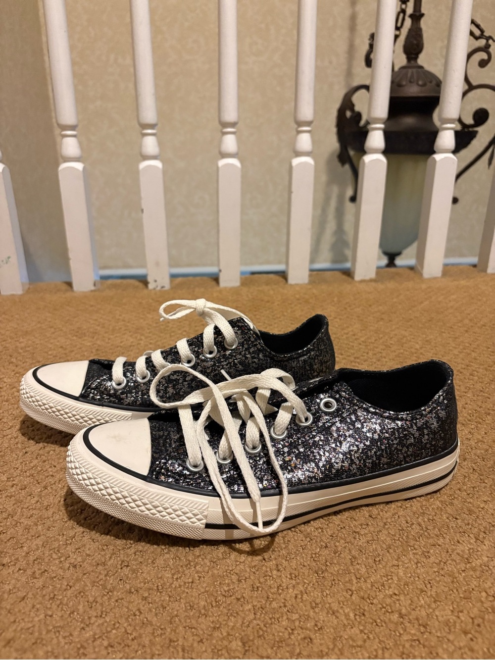 Low-Top Glitter converse in Black and Silver